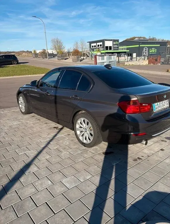 Gebraucht BMW 320 184 PS (135 kW) 2013 Braun Limousine