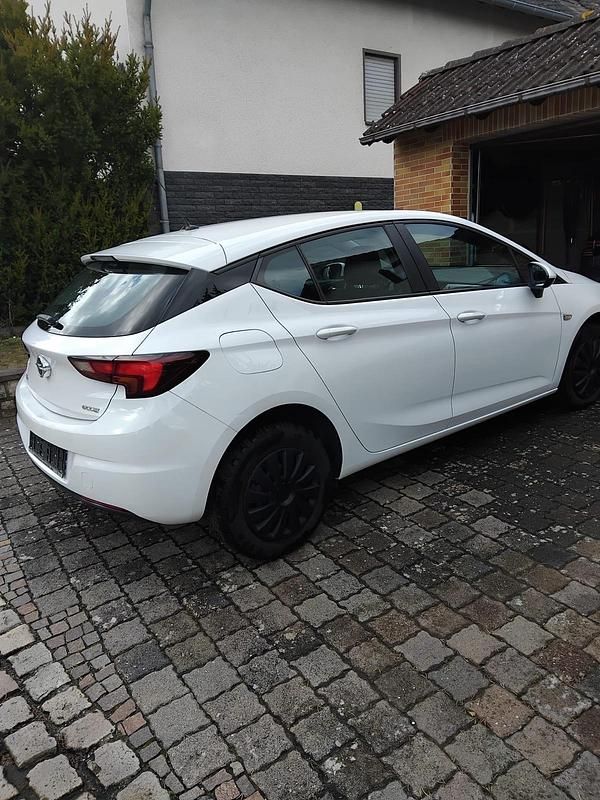 Gebraucht Opel Astra 105 PS (77 kW) 2015 Weiß Limousine