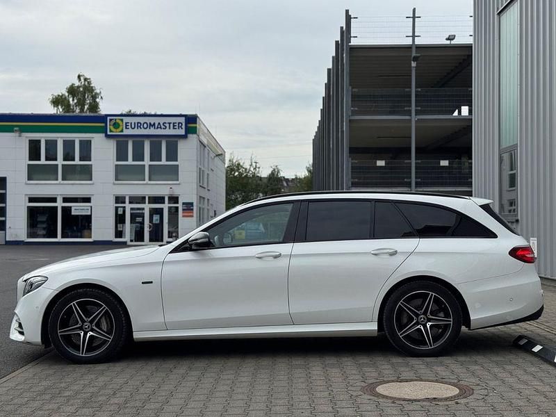 Weiß Gebraucht 2020 Mercedes E300 AMG line Limousine | 32.690 € (Fairer Preis) - Bild 1/3