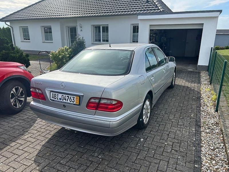 Gebraucht Mercedes 200 163 PS (119 kW) 2001 Silber Limousine