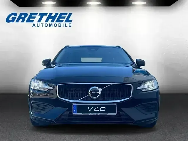 Gebraucht Volvo V60 Core 163 PS (119 kW) 2024 Onyx black / (schwarz) metallic Kombi