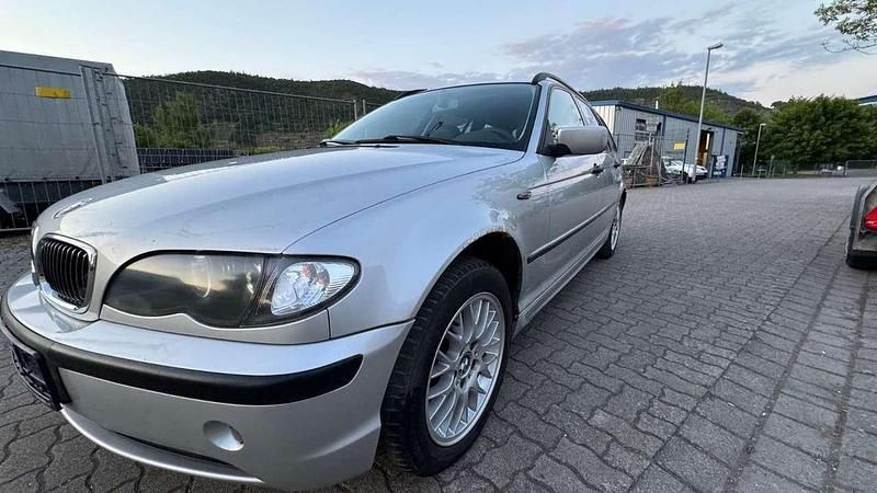 Titansilber metallic Gebraucht 2005 BMW 318 Kombi | 988 € (Superpreis) - Bild 1/4