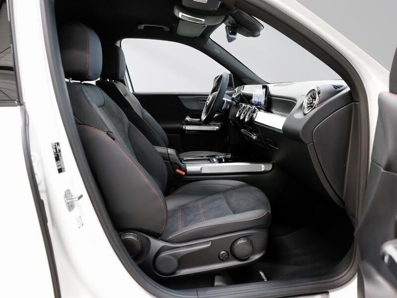 Gebraucht Mercedes GLB200 AMG 150 PS (110 kW) 2024 Weiß SUV