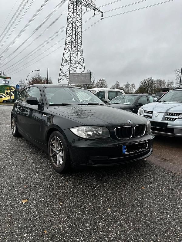 Schwarz Gebraucht 2011 BMW 116 Kleinwagen | 2.200 € (Superpreis) - Bild 1/4