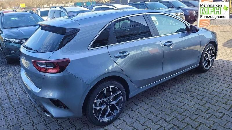 Neu Kia Ceed Gold 140 PS (102 kW) 2025 Lunar silber Kleinwagen