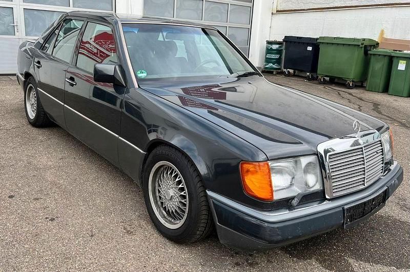 Schwarz Gebraucht 1990 Mercedes E200 Limousine | 2.500 € - Bild 1/4