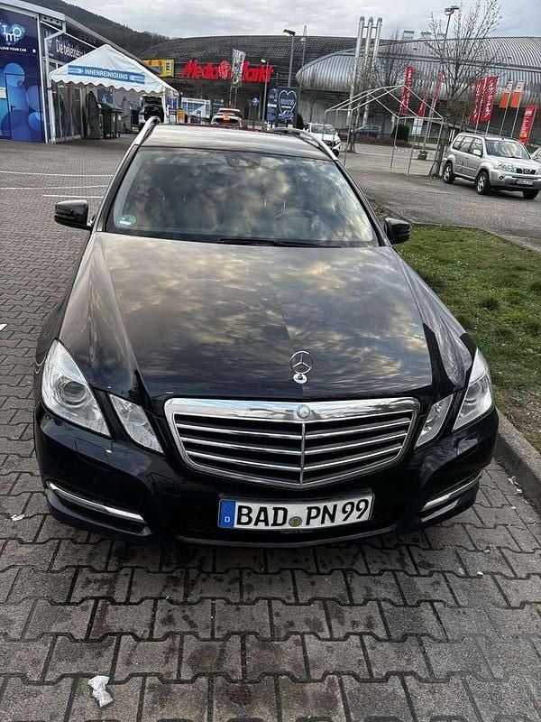Gebraucht Mercedes E300 204 PS (150 kW) 2010 Schwarz Kombi