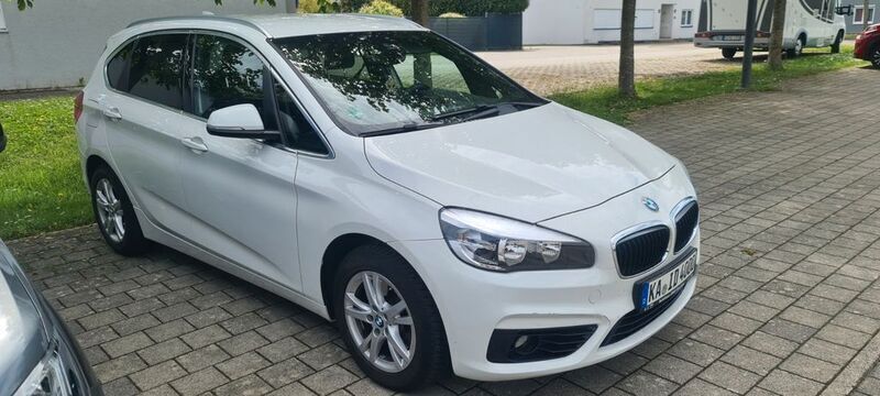 Weiß Gebraucht 2014 BMW 220 Active Tourer Sport Line Van / Kleinbus | 12.650 € (Teuer) - Bild 1/4