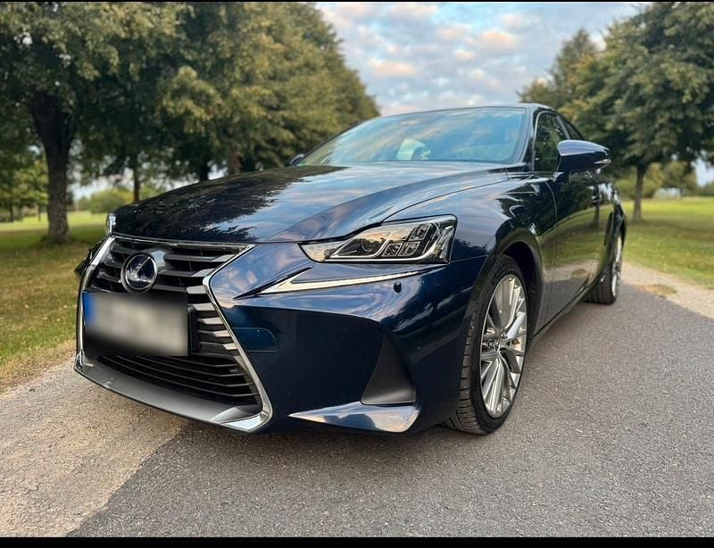 Gebraucht Lexus IS300h 223 PS (164 kW) 2017 Blau Limousine