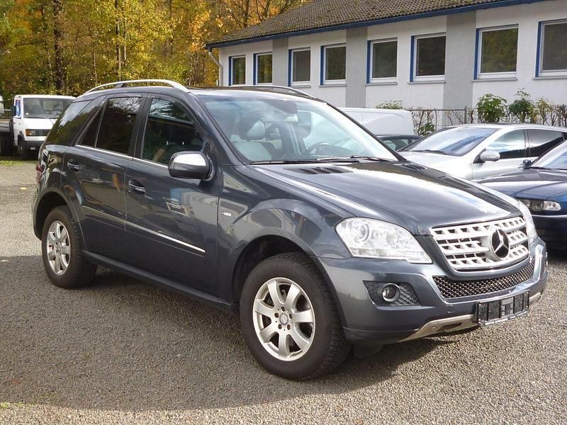 Gebraucht Mercedes ML300 204 PS (150 kW) 2010 Grau SUV