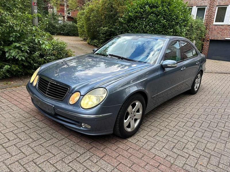 Blau Gebraucht 2002 Mercedes E240 Avantgarde Limousine | 4.500 € (Fairer Preis) - Bild 1/4
