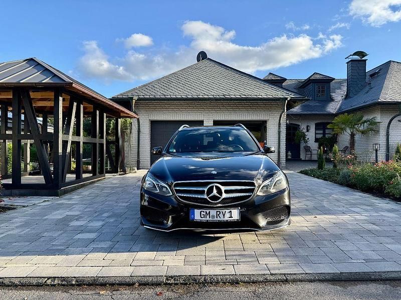 Obsidianschwarz metalliclack Gebraucht 2016 Mercedes E300 AMG line Kombi | 18.900 € (Fairer Preis) - Bild 1/4