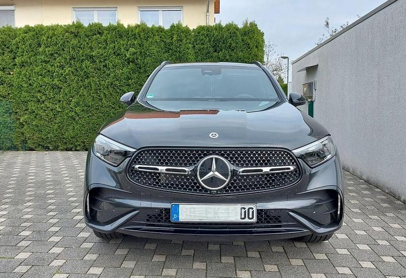 Grau Gebraucht 2025 Mercedes GLC450 SUV | 80.950 € (Fairer Preis) - Bild 1/4