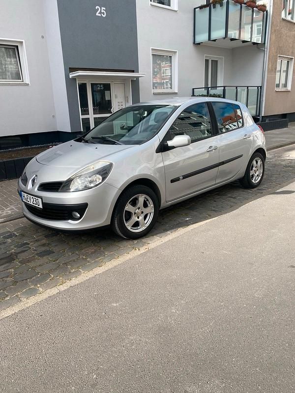Silber Gebraucht 2007 Renault Clio II Limousine | 2.899 € (Fairer Preis) - Bild 1/4