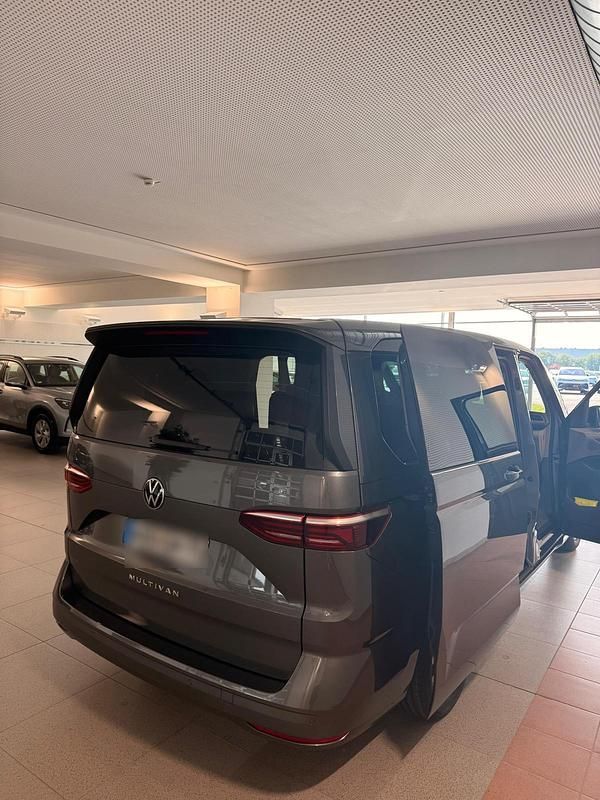 Gebraucht VW Multivan Basis 205 PS (150 kW) 2024 Grau Van