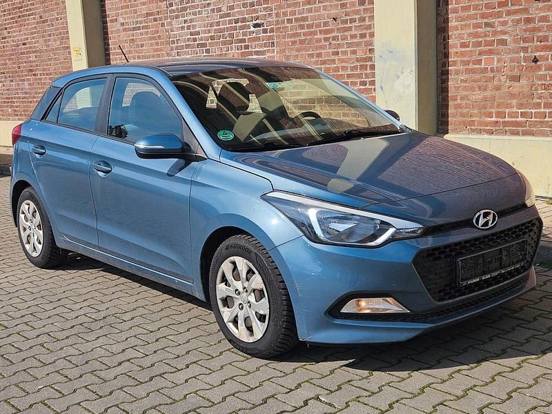 Gebraucht Hyundai i20 Style 75 PS (55 kW) 2015 Blau Kleinwagen