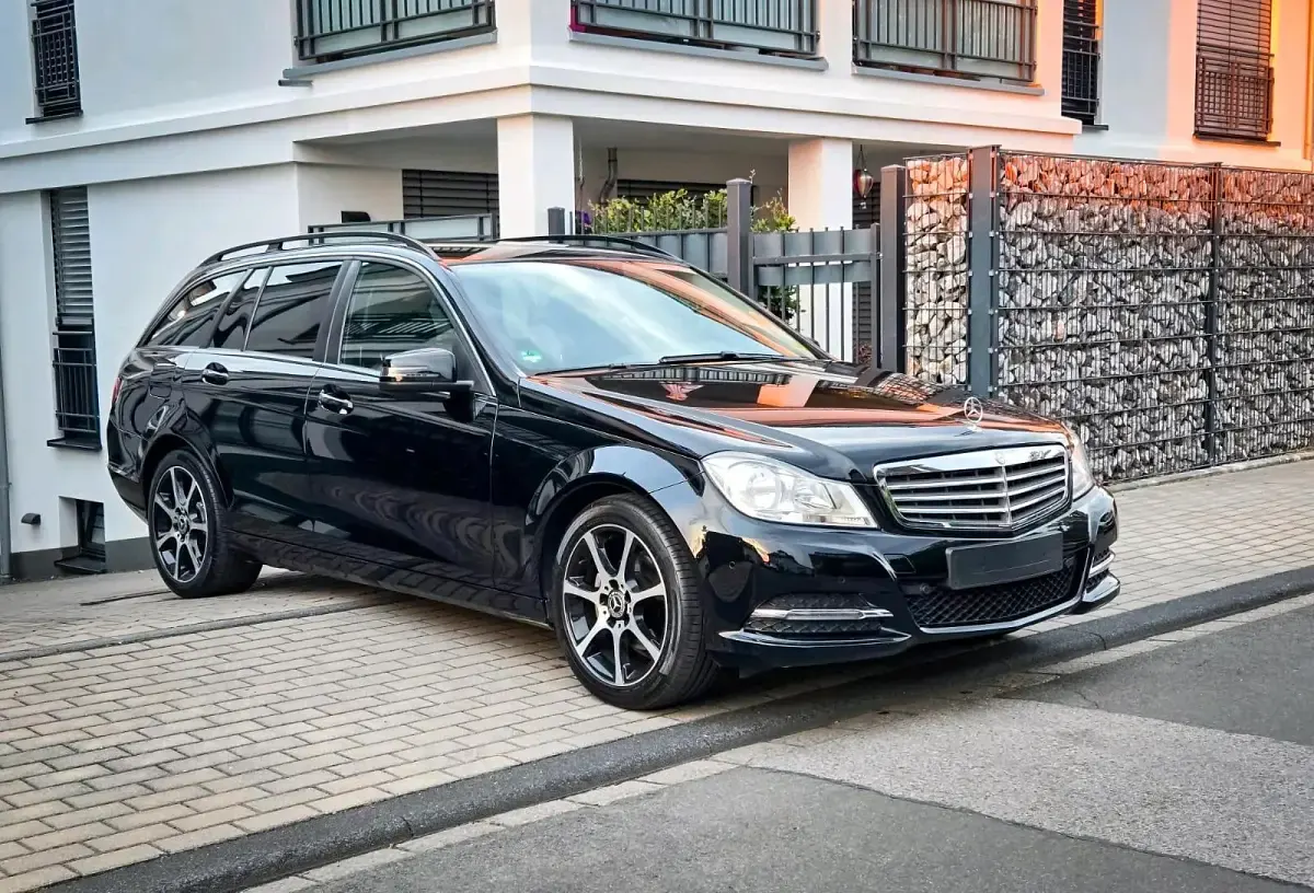 Gebraucht Mercedes C180 156 PS (114 kW) 2014 Schwarz Kombi