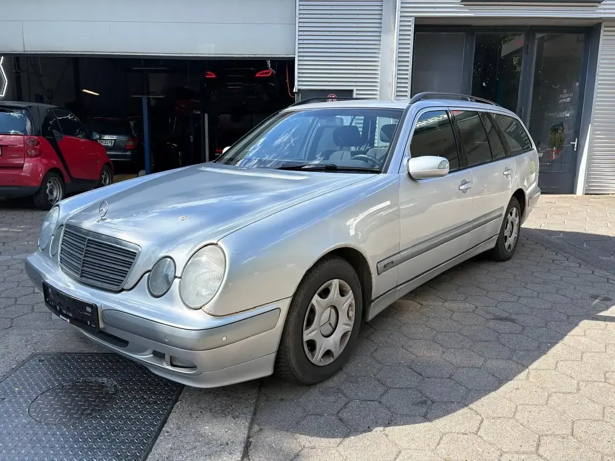 Gebraucht Mercedes E220 150 PS (110 kW) 2003 Silber Kombi