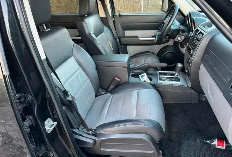 Używany Dodge Nitro 177 KM (130 kW) 2008 Czarny SUV
