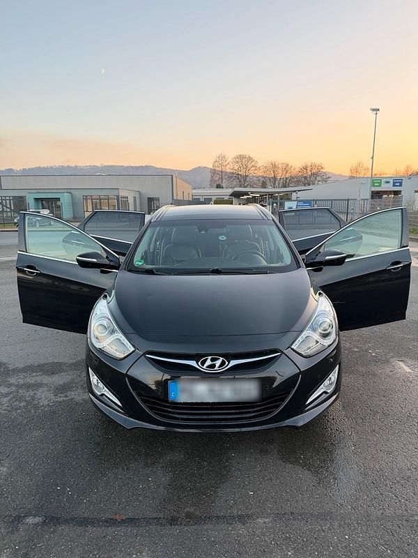 Schwarz Gebraucht 2012 Hyundai i40 Kombi | 6.800 € (Fairer Preis) - Bild 1/4