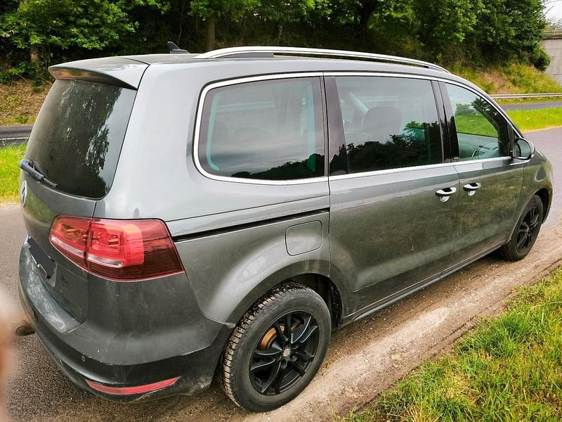 Gebraucht VW Sharan Comfortline 150 PS (110 kW) 2017 Grau Van / Kleinbus