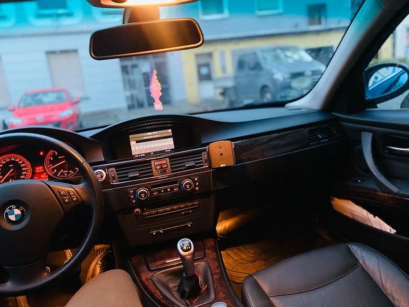 Usado BMW 325 218 HP (160 kW) 2008 Preto Carrinha