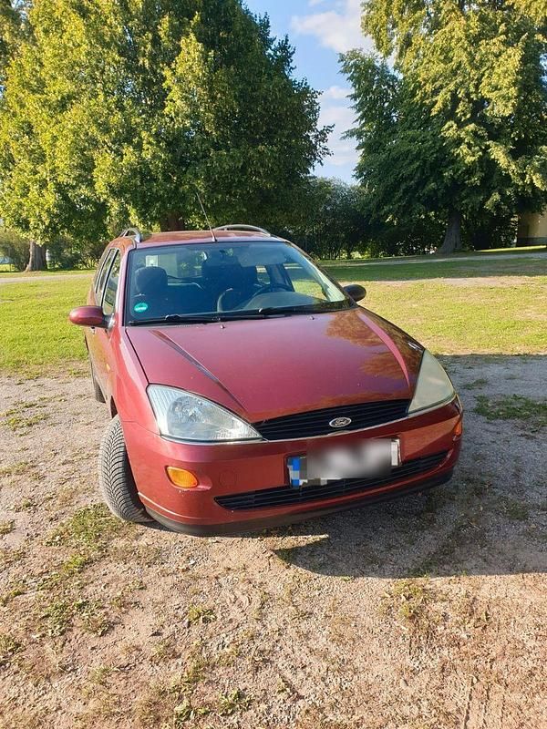Rot Gebraucht 2000 Ford Focus Kombi | 2.000 € - Bild 1/4