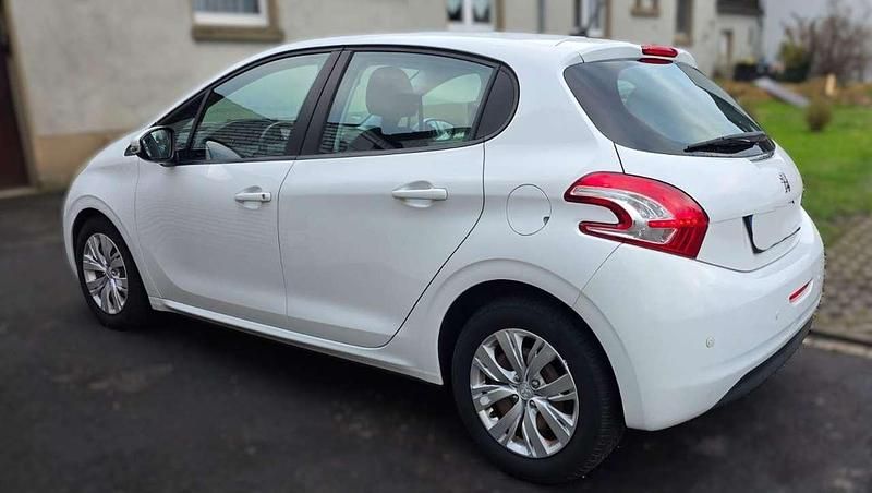 Gebraucht Peugeot 208 Active 95 PS (69 kW) 2012 Weiß Kleinwagen