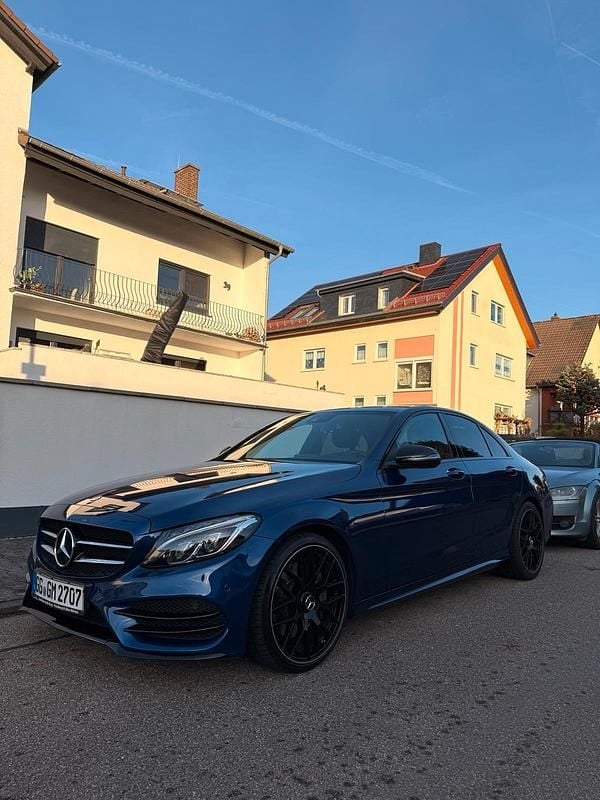Blau Gebraucht 2017 Mercedes C250 AMG line Limousine | 25.000 € (Teuer) - Bild 1/4