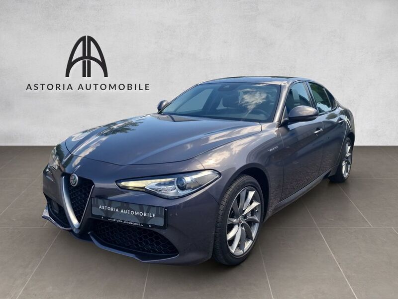 Grau Gebraucht 2019 Alfa Romeo Giulia Veloce Limousine | 19.990 € - Bild 1/4