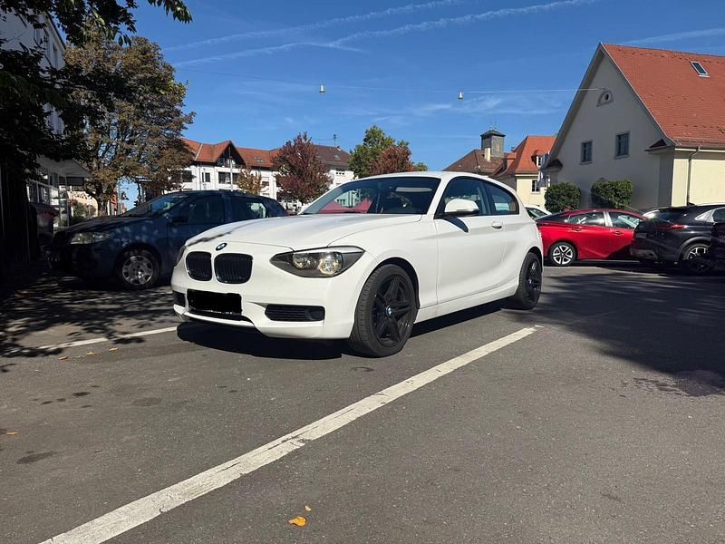 Weiß Gebraucht 2013 BMW 116 Kleinwagen | 5.199 € - Bild 1/4