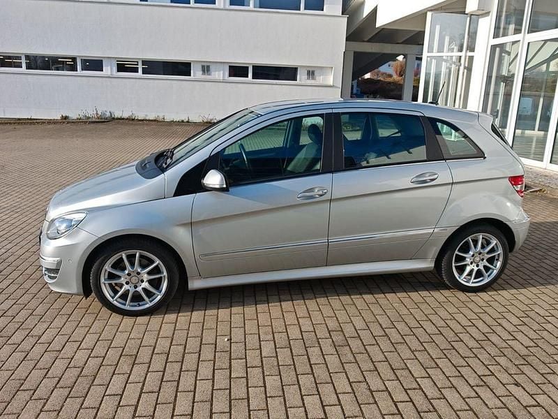 Gebraucht Mercedes B180 109 PS (80 kW) 2011 Silber Van / Kleinbus