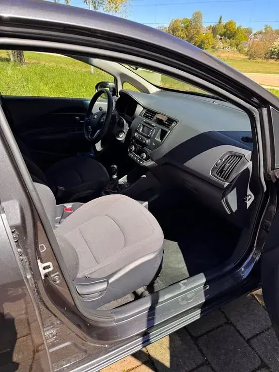 Gebraucht Kia Rio 86 PS (63 kW) 2014 Grau Limousine