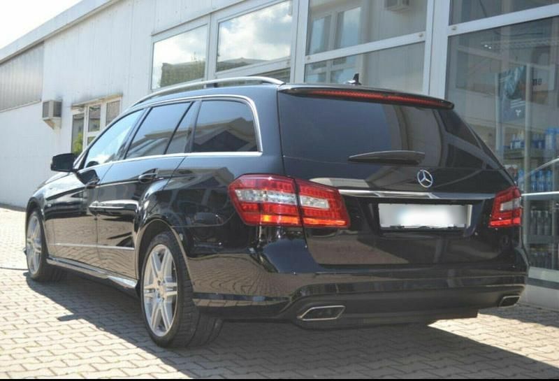 Gebraucht Mercedes E350 Avantgarde 265 PS (194 kW) 2012 Schwarz metallic Kombi