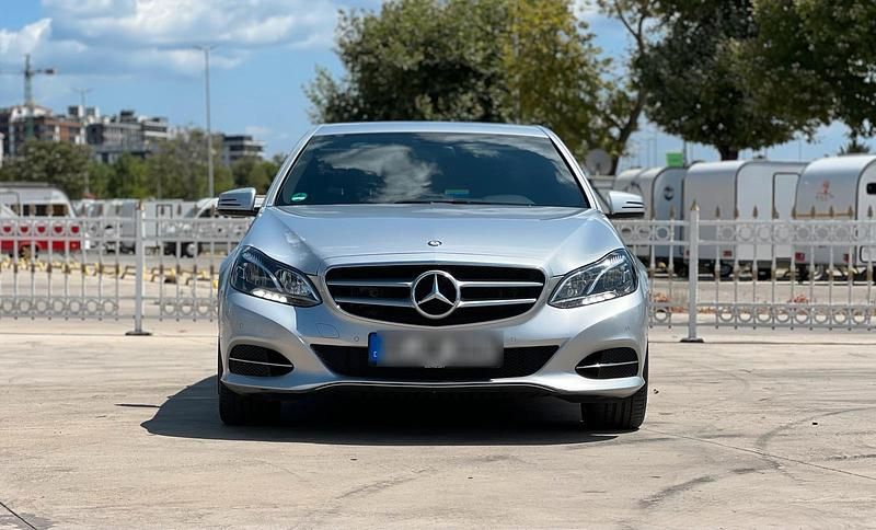 Silber Gebraucht 2015 Mercedes E200 Limousine | 16.400 € (Fairer Preis) - Bild 1/4