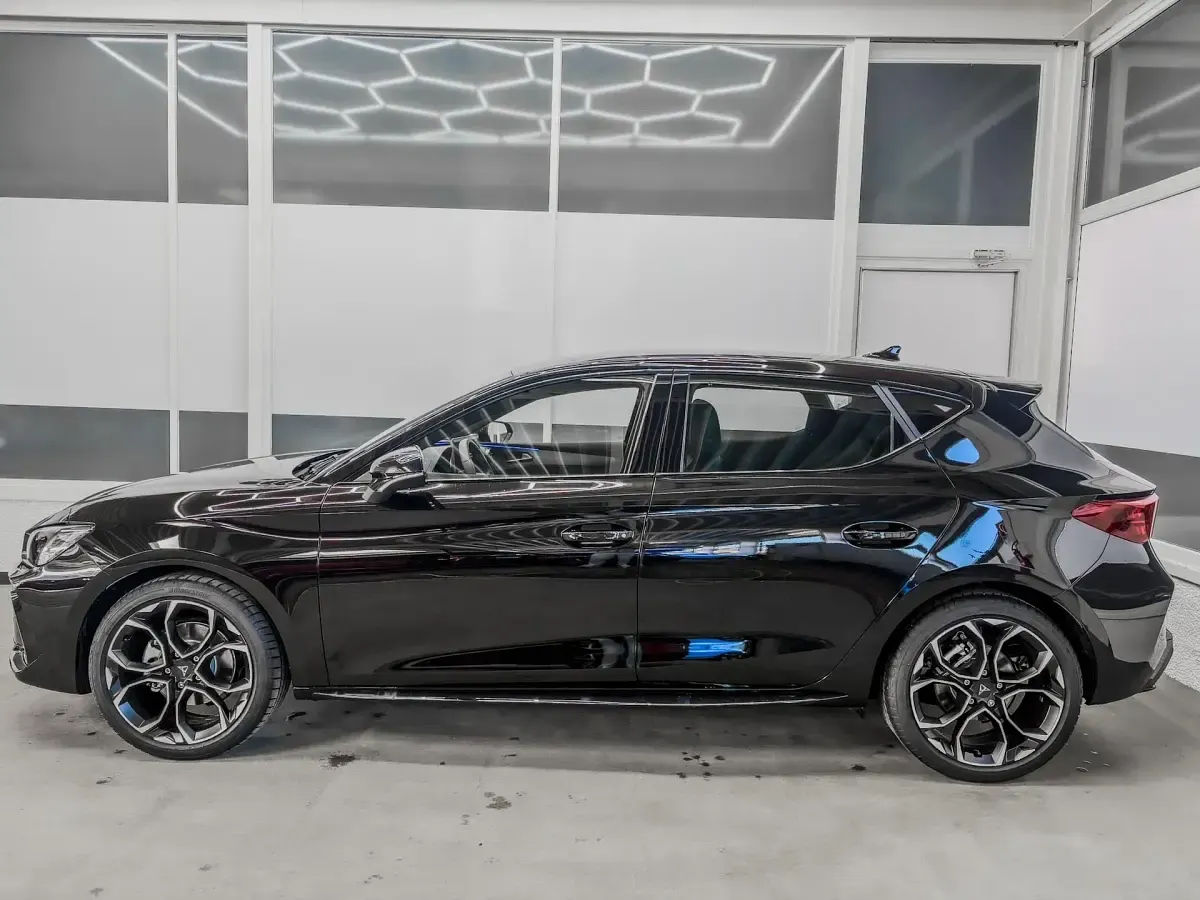 Neu Cupra Leon 150 PS (110 kW) 2025 Schwarz metallic 0e0e Limousine