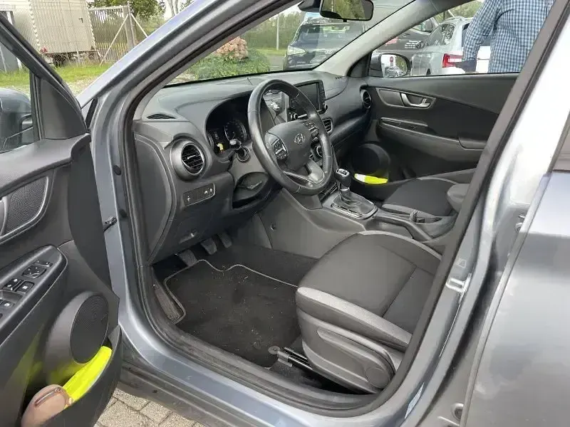 Gebraucht Hyundai Kona Trend 160 PS (117 kW) 2019 Lake silver / mic SUV