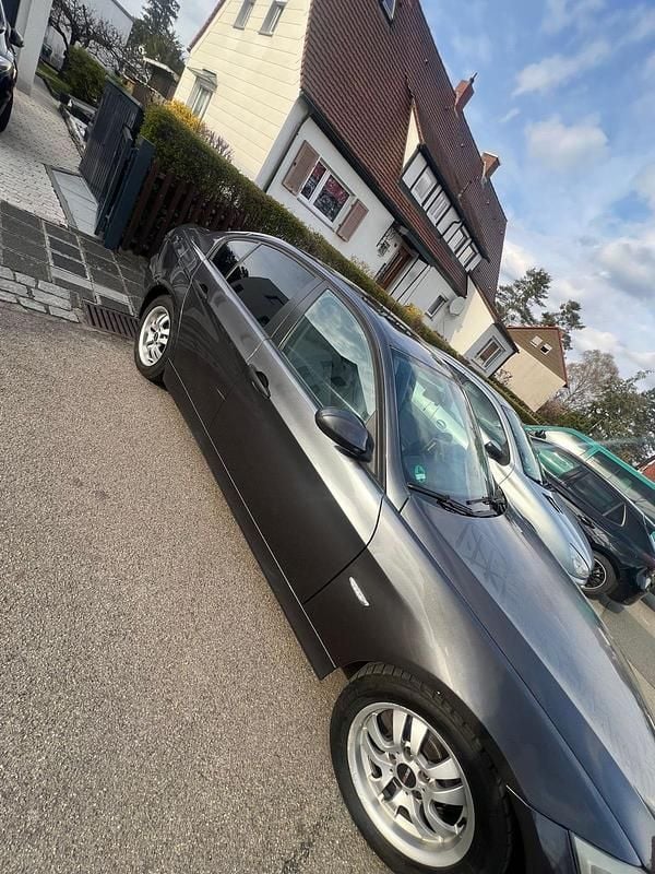 Second-hand BMW 320 150 CP (110 kW) 2005 Negru Berlinǎ