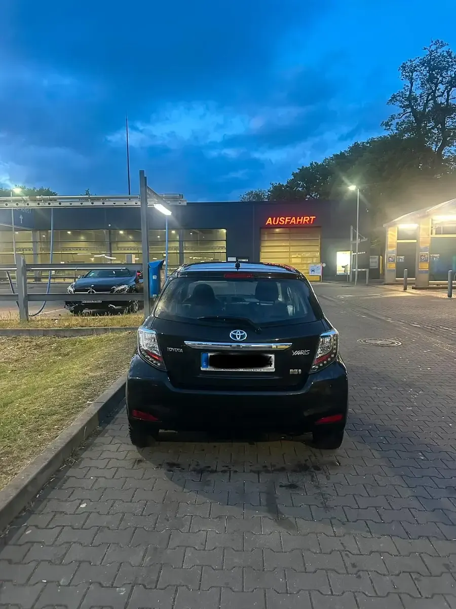 Gebraucht Toyota Yaris Hybrid 75 PS (55 kW) 2012 Schwarz Kleinwagen