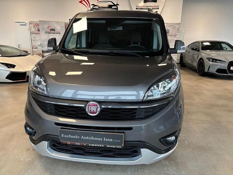 Grau Gebraucht 2019 Fiat Doblò Trekking Van / Kleinbus | 13.990 € (Fairer Preis) - Bild 1/4