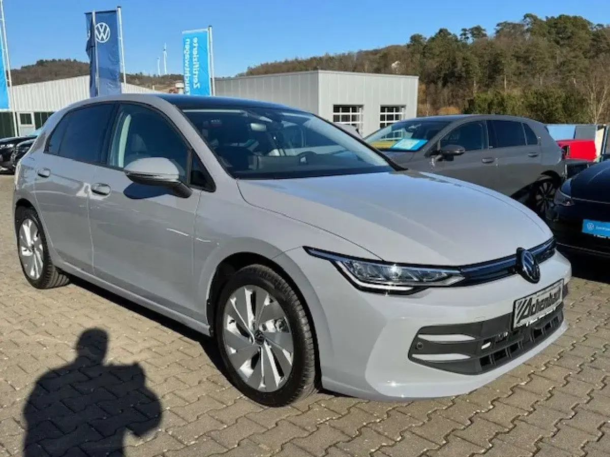 Gebraucht VW Golf VIII Life 116 PS (85 kW) 2024 Mondsteingrau uni Limousine