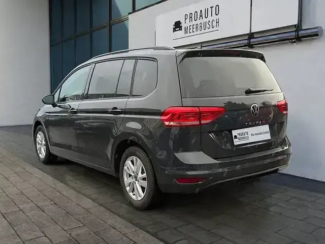 Gebraucht VW Touran Comfortline 150 PS (110 kW) 2024 Uranograu Van / Kleinbus