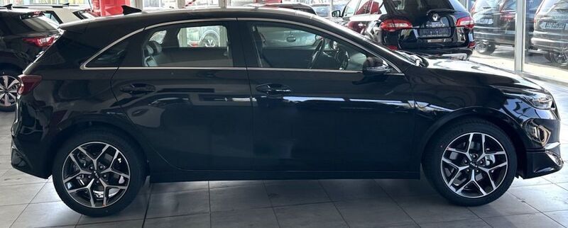 Neu Kia Ceed Spirit 140 PS (102 kW) 2025 Schwarz Kleinwagen