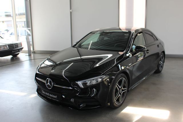 Schwarz , nachtschwarz Gebraucht 2020 Mercedes A180 AMG Limousine | 27.890 € (Etwas zu teuer) - Bild 1/4
