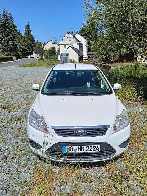 Weiß Gebraucht 2011 Ford Focus Limousine | 1.000 € (Superpreis) - Bild 1/4