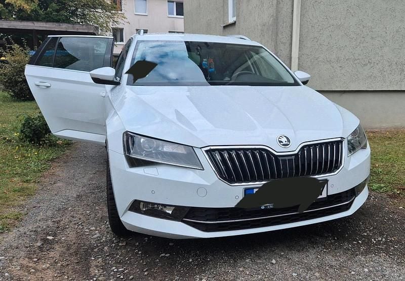 Weiß Gebraucht 2016 Skoda Superb Kombi | 15.800 € (Guter Preis) - Bild 1/4