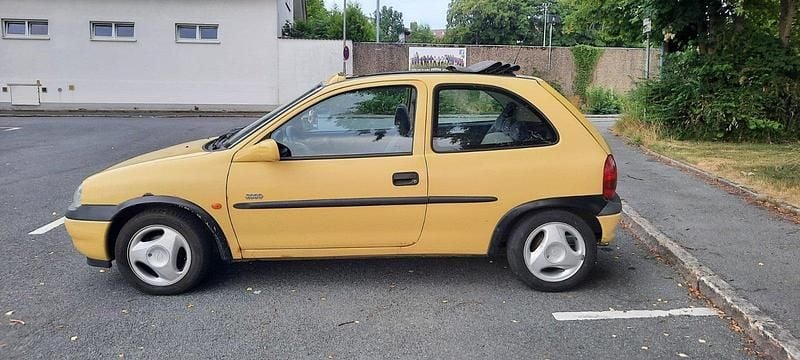 Gelb Gebraucht 2000 Opel Corsa Edition Kleinwagen | 666 € (Fairer Preis) - Bild 1/4