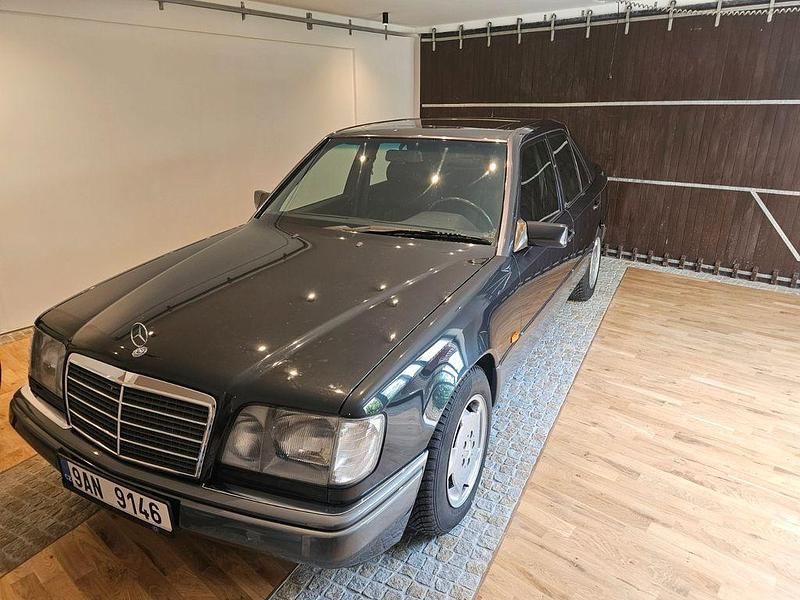 Schwarz Gebraucht 1994 Mercedes 200 Limousine | 9.000 € - Bild 1/4