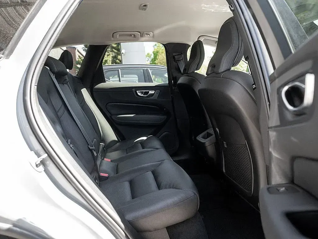 Gebraucht Volvo XC60 Plus 197 PS (144 kW) 2024 Grau SUV