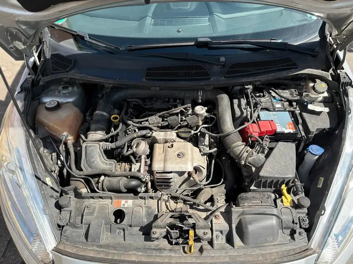 Gebraucht Ford Fiesta 101 PS (74 kW) 2013 Silber Kleinwagen
